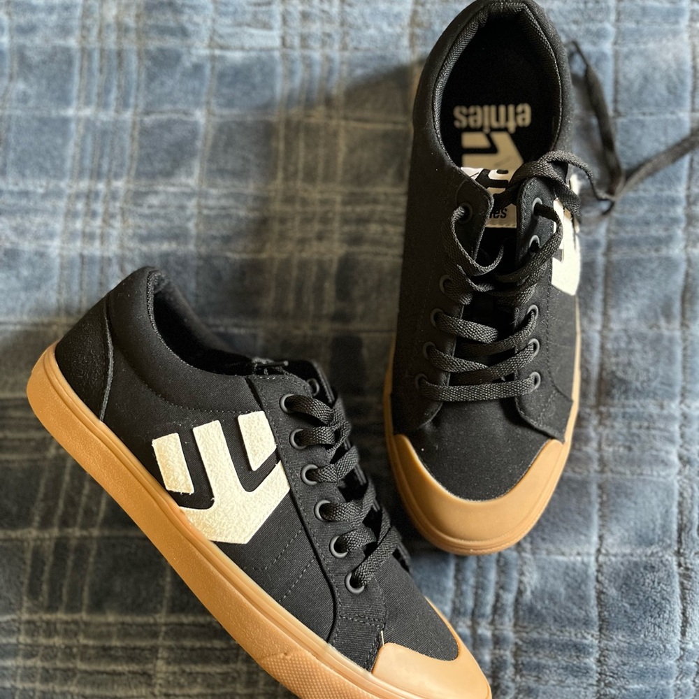 etnies Men's Black and Tan Sneakers